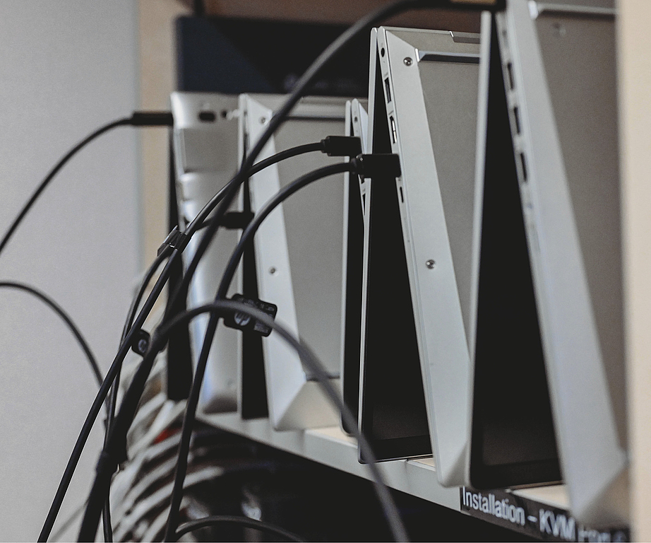 laptops, die im Regal liegen