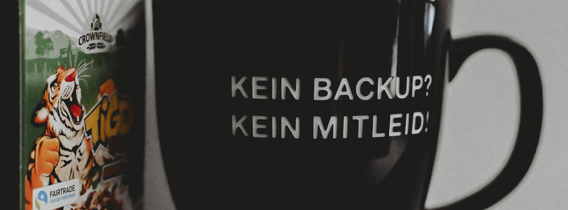Nahaufnahme einer Tasse mit der Aufschrift: Kein Backup? Kein Mitleid.