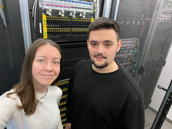 Zwei angehende Verwaltungsinformatiker im Serverraum