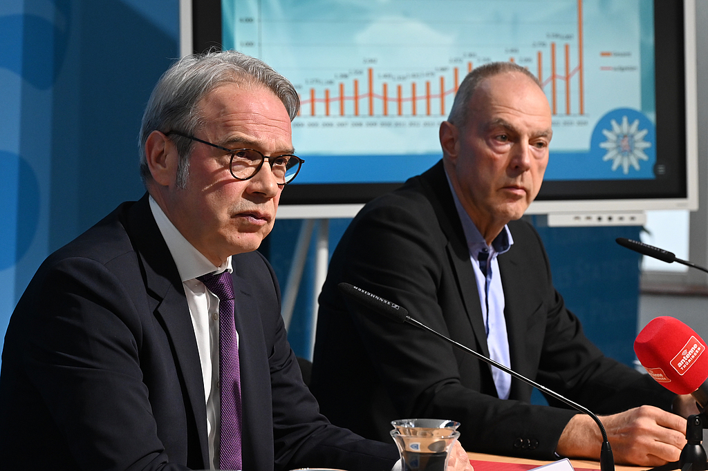Innenminster Maier links im Bild und Vizepräsident des TLKA, Heiko Schmidt, rechts