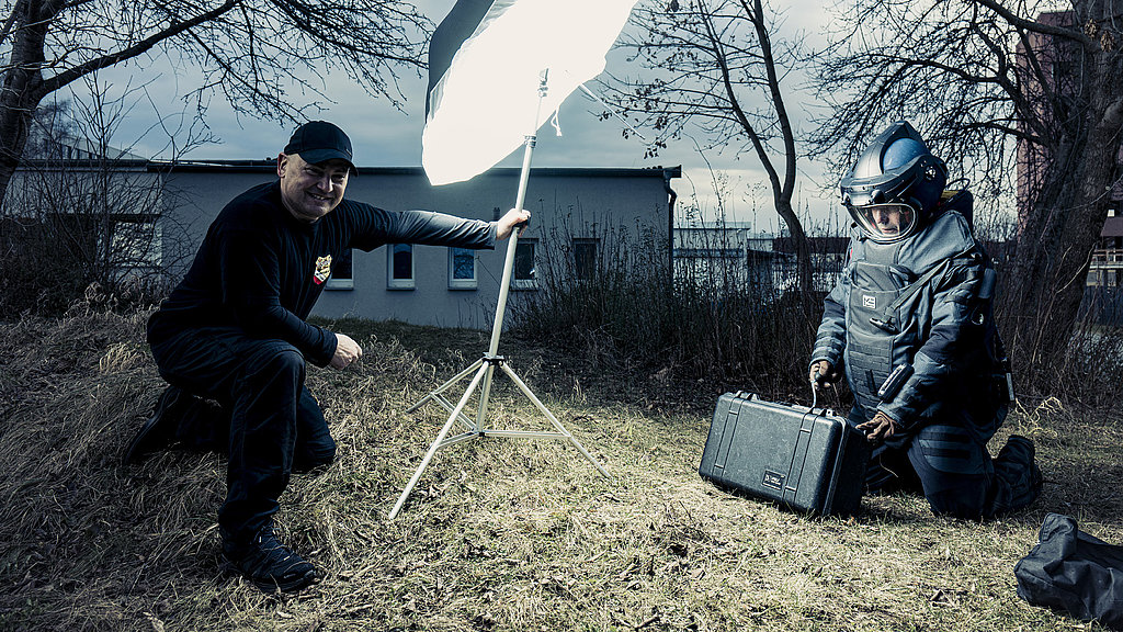 Bombenentschärfer beim Fotoshoot