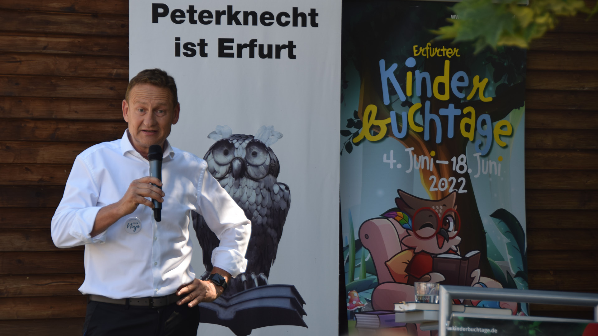 Jens Kehr begrüßt das Publikum