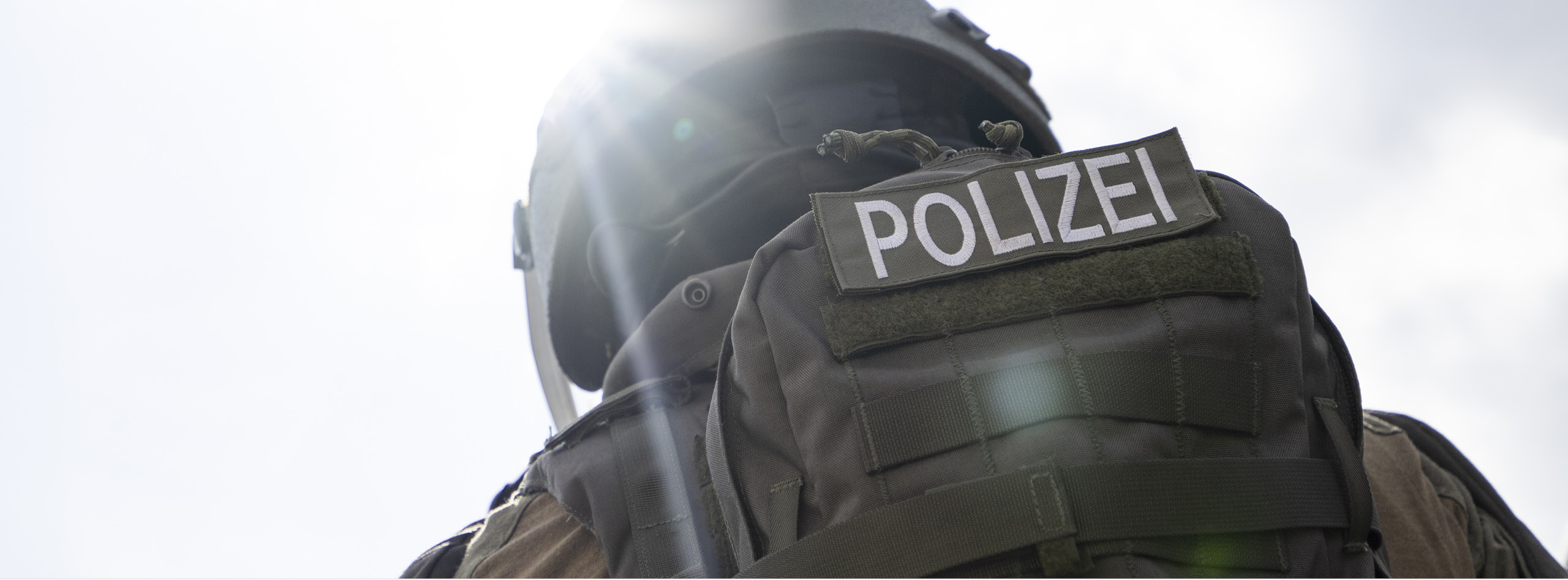 SEK in Unform von hinten