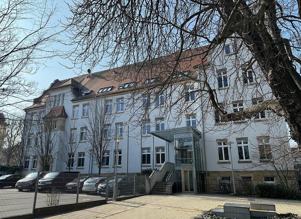Das Dienstgebäude der Landespolizeiinspektion bei sonnigem Wetter.